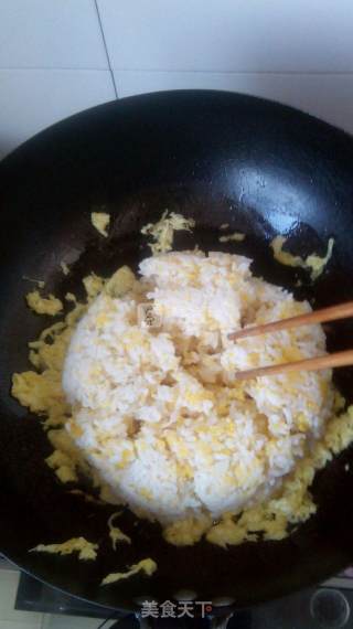 鸡蛋炒饭的做法步骤：3