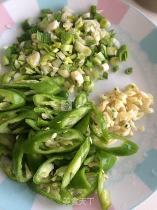 炒鸡蛋双吃（辣味蒜香味）的做法步骤：1