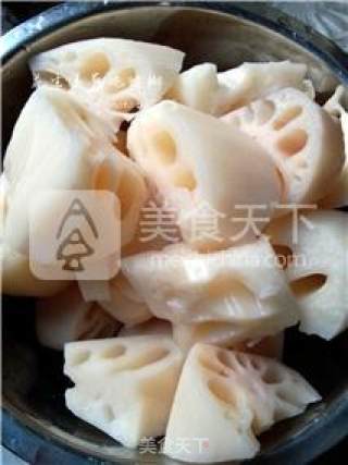 花生莲藕炖猪脚的做法步骤：2