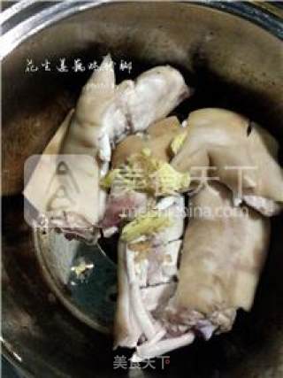 花生莲藕炖猪脚的做法步骤：4