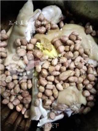 花生莲藕炖猪脚的做法步骤：5