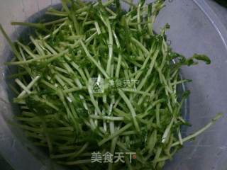 清炒豌豆苗的做法步骤：2