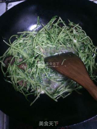 清炒豌豆苗的做法步骤：3