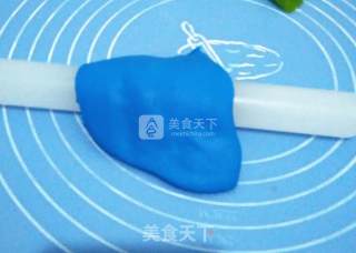 仿真蓝色妖姬翻糖纸杯蛋糕的做法步骤：5