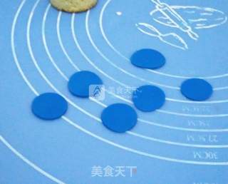 仿真蓝色妖姬翻糖纸杯蛋糕的做法步骤：6