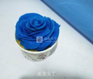 仿真蓝色妖姬翻糖纸杯蛋糕的做法步骤：8