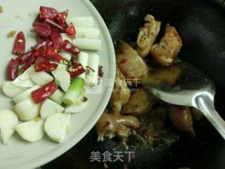 土豆烧猪脚家常做法的做法步骤：2