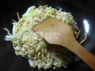 白菜素炒波纹面的做法步骤：5