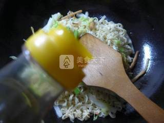 白菜素炒波纹面的做法步骤：7