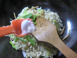 白菜素炒波纹面的做法步骤：8