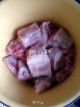 金瓜蒸排骨的做法步骤：1