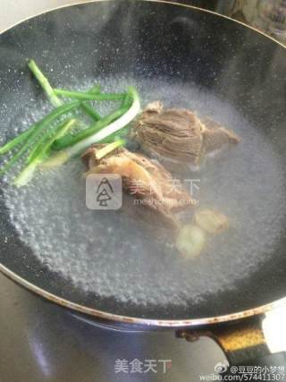 牛肉粉丝青菜汤的做法步骤：1