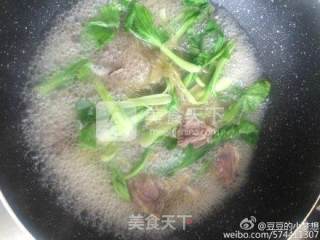 牛肉粉丝青菜汤的做法步骤：2
