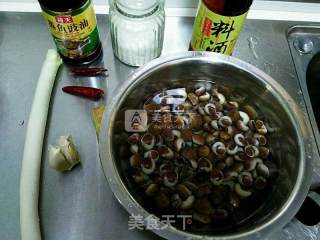 油爆香螺的做法步骤：1