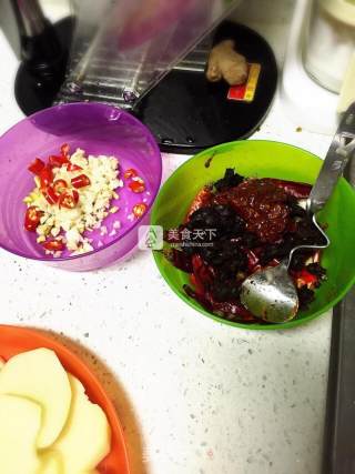 土豆片烧鸡翅的做法步骤：2