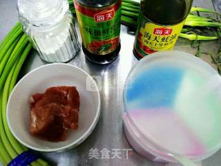 蚝油蒜薹炒里脊的做法步骤：1