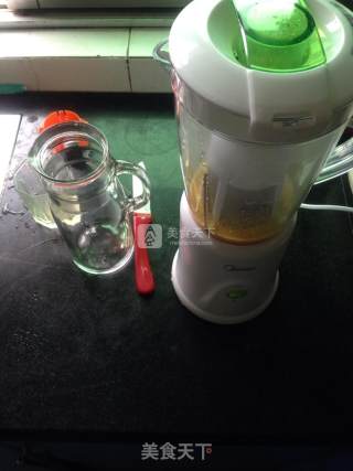鲜榨百香果汁的做法步骤：1