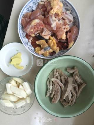 猪肚炖老母鸡的做法步骤：3