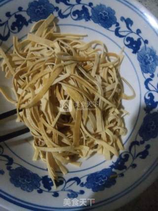 凉拌二鲜~干豆腐凉拌黄瓜的做法步骤：1