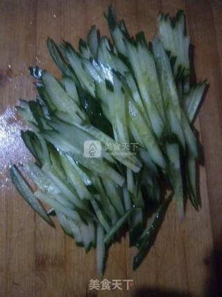 凉拌二鲜~干豆腐凉拌黄瓜的做法步骤：2