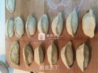 洋葱肉锅贴的做法步骤：7