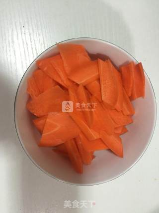 营养健康西葫芦胡萝卜炒肉的做法步骤：2