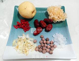 冰糖银耳雪梨糖水的做法步骤：1