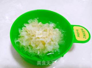 冰糖银耳雪梨糖水的做法步骤：2
