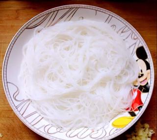 金银蒜粉丝蒸大虾的做法步骤：2