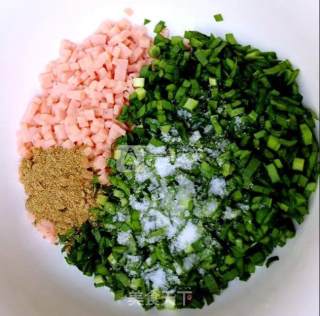 韭菜鸡蛋煎饼的做法步骤：1