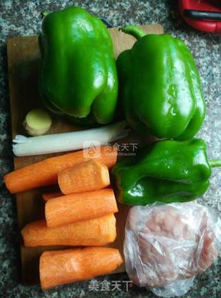 胡萝卜汁猪肉青椒馅饺子的做法步骤：1
