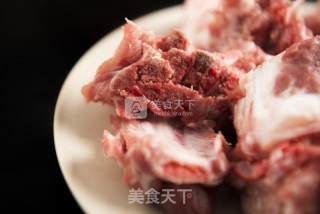 排骨墨鱼汤一厨作铸铁锅版的做法步骤：2