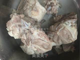 萝卜排骨汤的做法步骤：1