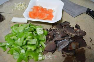 尖椒老腊肉的做法步骤：1
