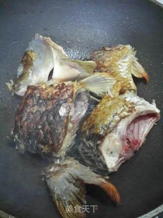 姜葱焖鲤鱼的做法步骤：7