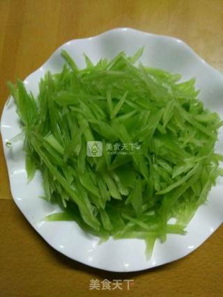 清炒莴笋的做法步骤：2