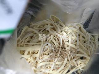 凉拌豆皮金菇的做法步骤：4