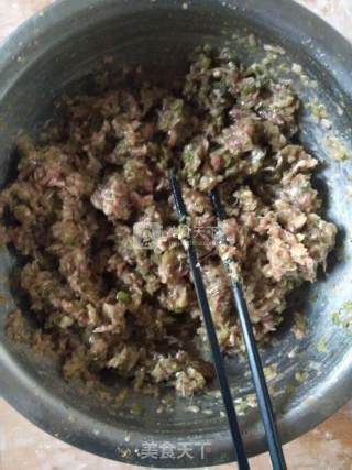 芹菜牛肉水饺儿的做法步骤：1