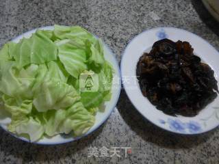 黑木耳炒圆白菜的做法步骤：1
