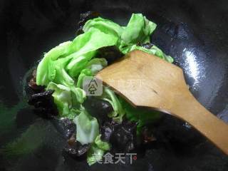黑木耳炒圆白菜的做法步骤：5