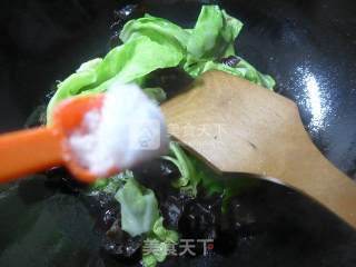 黑木耳炒圆白菜的做法步骤：7