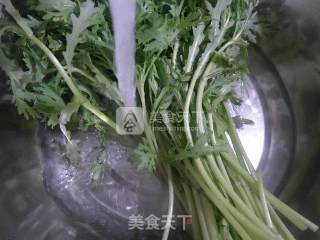 腐竹炒茼蒿的做法步骤：2