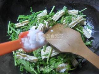 腐竹炒茼蒿的做法步骤：6