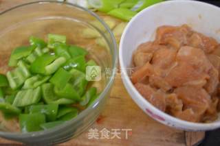 宫保鸡丁的做法步骤：1