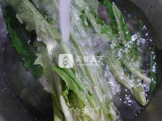 花生米炒油麦菜的做法步骤：2