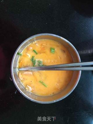 香肠虾米鸡蛋饼的做法步骤：2