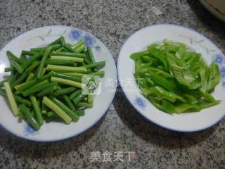 尖椒炒蒜薹的做法步骤：1