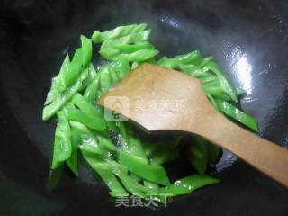 尖椒炒蒜薹的做法步骤：3
