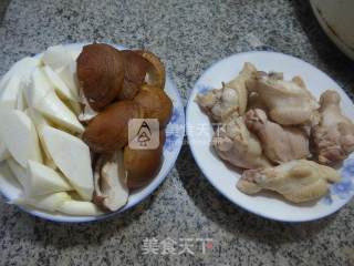香菇茭白烧鸡翅根的做法步骤：1