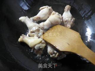 香菇茭白烧鸡翅根的做法步骤：2